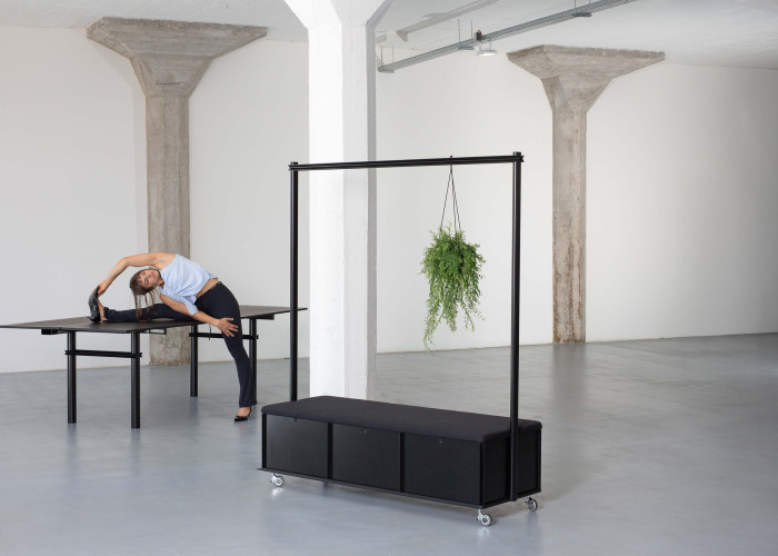 Kolekce PerSoma - pracovní stůl Plank a přemístitelný Box & Hrazda (Kolekce nábytku PerSoma přináší wellbeing do kanceláře; Balance in Motion)