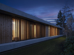 Poloprůsvitný plášť ze skla a lamel. (Villa Lamella, A69 architekti)