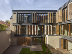 Dům má tři křídla uspořádaná kolem vnitřního čtvercového dvora, jeho čtvrtou stranu tady uzavírá stěna  k zahradě souseda. (Rezidence Gotthardská v Praze, NEDVEDARCHITETI)