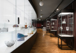 Expozice ve 2. podlaží. Díla sklářských výtvarníků. (Rekonstrukce Městského muzea v Železném Brodě, studio Majatory)