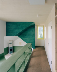 Dům ve svahu, AMUNT Nagel Theissen: Materiálově interiéru dominuje dřevo příjemných světlých odstínů zelené, žluté a jejich kombinací