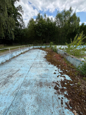 Původní stav koupaliště před zahájením rekonstrukce. (Koupaliště ve Vizovicích; Berndorf Bäderbau)
