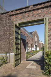 Celý areál se stal otevřený a průchozí díky novým branám a průchodům, které autoři umístili po celém obvodu do původní masivní zdi, která lemuje areál. (WDJ studio, Vězení)