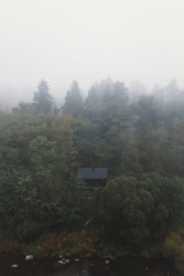 Původní chata u Sázavy se proměnila v moderní úkryt mezi lesy a skalami (Chata u Sázavy mezi skálou a řekou; Mimosa Architekti)