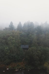 Původní chata u Sázavy se proměnila v moderní úkryt mezi lesy a skalami (Chata u Sázavy mezi skálou a řekou; Mimosa Architekti)