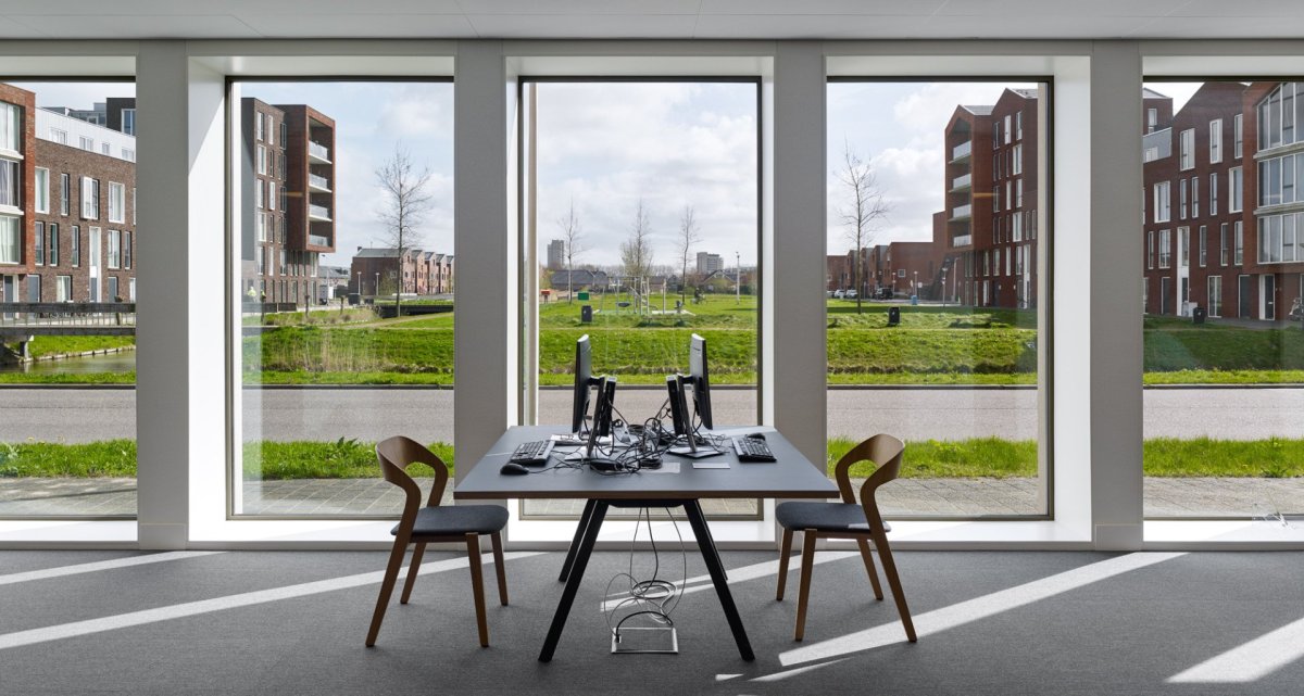 Městský Archiv Delft, Office Winhov, Gottlieb Paludan Architects: Čítárny a kavárna v parteru poskytují návštěvníkům příjemné místo ke studiu archivních materiálů