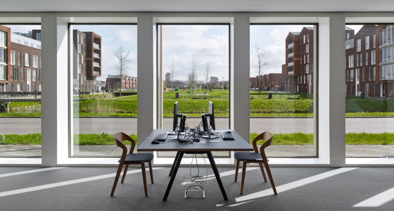 Městský Archiv Delft, Office Winhov, Gottlieb Paludan Architects: Čítárny a kavárna v parteru poskytují návštěvníkům příjemné místo ke studiu archivních materiálů