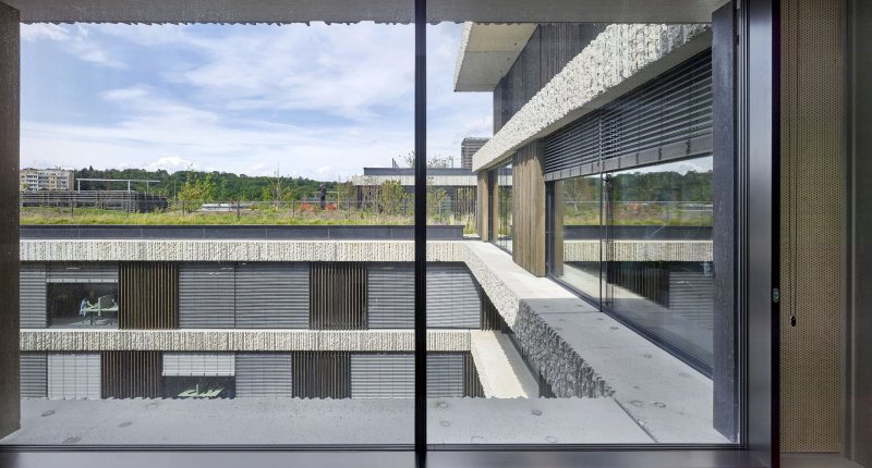 Kancelářská budova má velkoformátové zasklení s venkovními žaluziemi. (Centrála ČSOB v souladu s přírodou; Chalupa architekti a partneři)