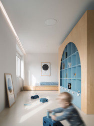 Pohled do dětského pokoje ("Open space" byt v Hodoníně od Atel!er)