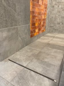 Liniové odvodnění wellness centra pomocí žlábků Viega Advantix. (foto: Viega)