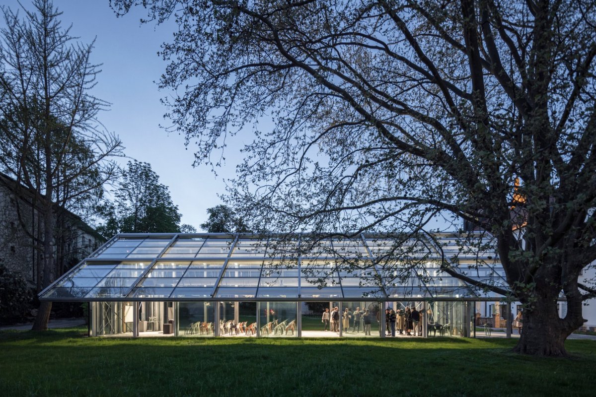 Mendelův skleník v Brně s technologickým architektonickým výrazem respektuje původní tvar skleníku. CHYBIK+KRISTOF ARCHITECTS & URBAN DESIGNERS, 2022