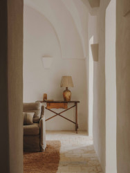 Studio Andrew Trotter - Rekonstrukce historické budovy na jihu Itálie: Interiéry celého objektu zdobí zachované klenuté stropy