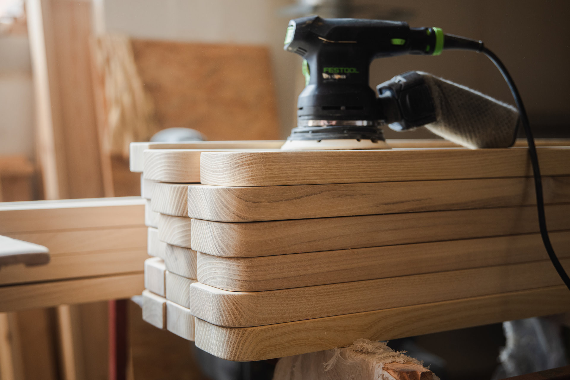 Vyrábíme z domácích dřevin, říká Petr Starý. Na snímku výroba z akátu