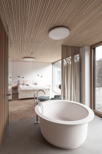 Ložnice rodičů má také vlastní terasu s výhledem do zeleně. (Dům Devín, plusminusarchitects)