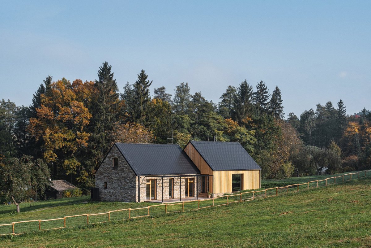Lukáš Janout Architects jsou autory archetypálního rodinného domu v západních Čechách