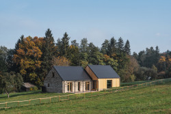 Lukáš Janout Architects jsou autory archetypálního rodinného domu v západních Čechách