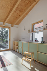 Rekonstrukce a přístavba rodinného domu v Lozorně, MAPA: Nová střecha se do interiéru obytného prostoru propisuje otevřeným dřevěným krovem