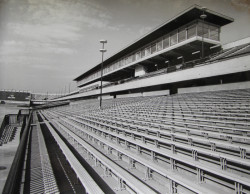 Zdeněk Kuna / Olivier Honke-Houfek: východní tribuna Velkého strahovského stadionu, Praha, 1962-1972, pohled na východní tribunu s pavilonem, dobová fotografie. Zdeněk Kuna: Československý zastupitelský úřad, Milán, 1971 až 1976, dobová fotografie.