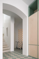 Architekti v domě pracovali se světlem, do tmavých zákoutí ho přivádí třeba luxferami. (Dům v Kutné Hoře, BYRÓ architekti)