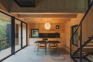 Barevné propojení interiéru s exteriérem (Chata u Sázavy mezi skálou a řekou; Mimosa Architekti)