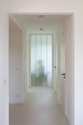 Průhled domem (Řadový dům v Čimicích, Plus One Architects)