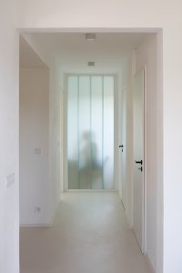 Průhled domem (Řadový dům v Čimicích, Plus One Architects)