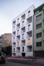 Ulici Bratislavská v Brně doplnil dům s šachovnicovým motivem na fasádě. Postavilo ho město, a jsou tu hlavně sociální nájemní byty menších rozměrů. (Bytový dům Bratislavská, CL3, 2022)