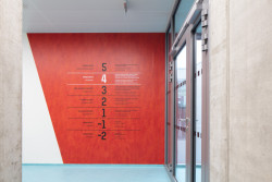 Součásti navigačního systému je také Marmoleum instalované na stěnu – dekor Fresco 3131.