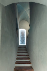 Mlýnská brána je spojená ještě s tzv. Gardistkou, tedy strážnicí, kterou dříve obývala garda chránící olomoucké biskupy a arcibiskupy. (Ateliér Štěpán, Mlýnská brána v Kroměříži)