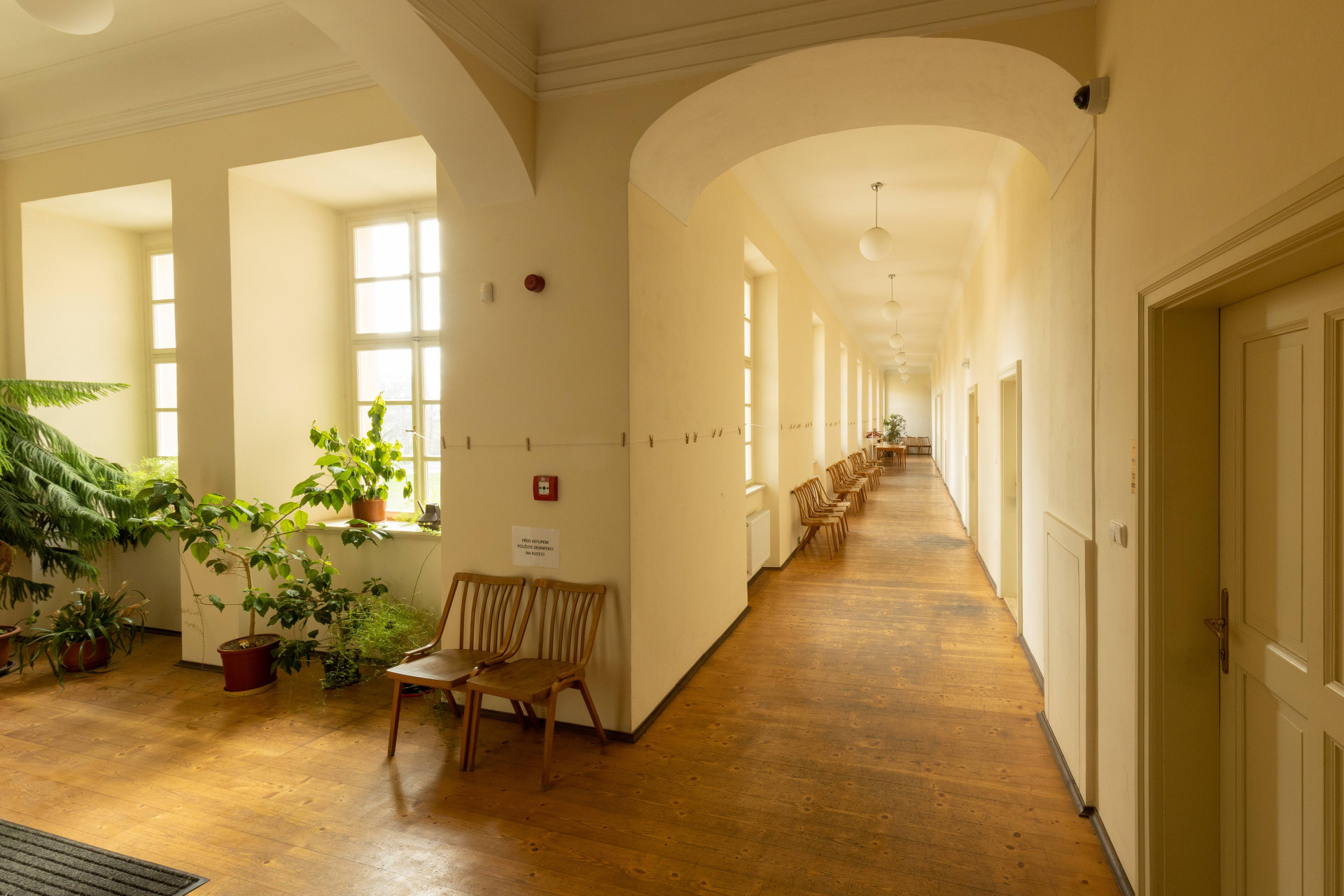 V přízemí hlavního středního křídla je od roku 2018 provozováno turistické informační centrum s kavárnou