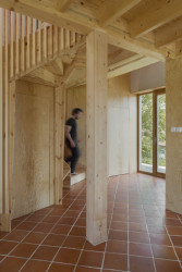 A dokonce dům postavili sami vlastníma rukama. (Casa De Mi Luna, Studio Circle Growth)