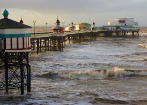 Blackpool Piers v Anglii ohrožuje zvyšující se hladina moře