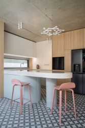 V celém interiéru se používalo mnoho různých typů obkládaných ploch, ať už keramických nebo dřevěných. (Rekonstrukce prvorepublikové vily v Brně, Atel!er )