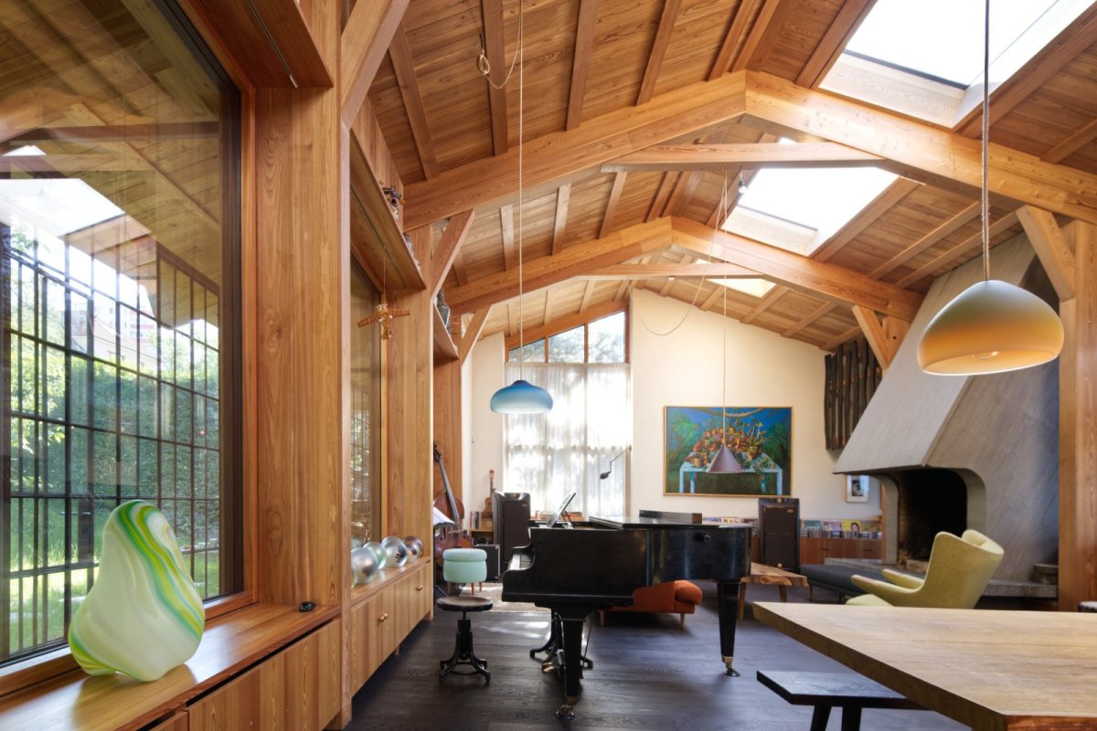 Obytný prostor s pianem (Dům Na větru, A1 architects)