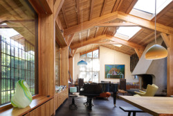 Obytný prostor s pianem (Dům Na větru, A1 architects)