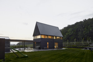Architekti dům koncipovali tak, aby využíval jeho hlavní kvality – zeleň, otevřený horizont a daleké výhledy. (RD se stodolou Kolín; 0,5 Studio)