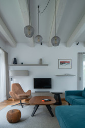 Přízemí tvoří prostorný obytný prostor. Najdete tu kuchyni a obývací pokoj. (Zapomenutá stodola, Karnet architekti) 