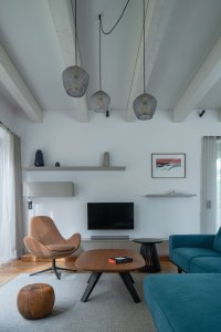 Přízemí tvoří prostorný obytný prostor. Najdete tu kuchyni a obývací pokoj. (Zapomenutá stodola, Karnet architekti) 