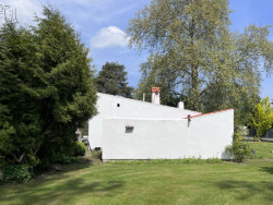 Jaroslav Fragner - Letní dům se soláriem Milči Mayerové, 1936. Pohled na zeď, za kterou nachází solárium