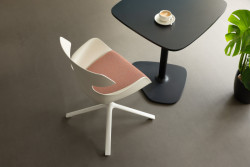 Židle, která obejme - bloum od Wisner-Hager