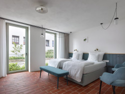 Jakub Cigler Architekti proměnili bývalý areál JZD na zážitkové vinařství s ubytováním