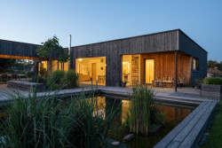 Večerní pohled na dům (Rodinný dům u Rozkoše, MOLO architekti)