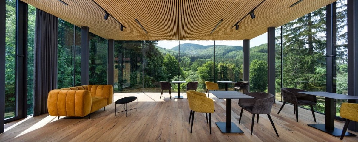 Přístavba hotelu U Holubů v Čeladné z dílny Kamil Mrva Architects