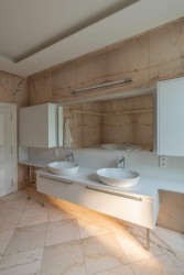 Rekonstrukce koupelny v pražském rodinném domě od designérského studia Revír