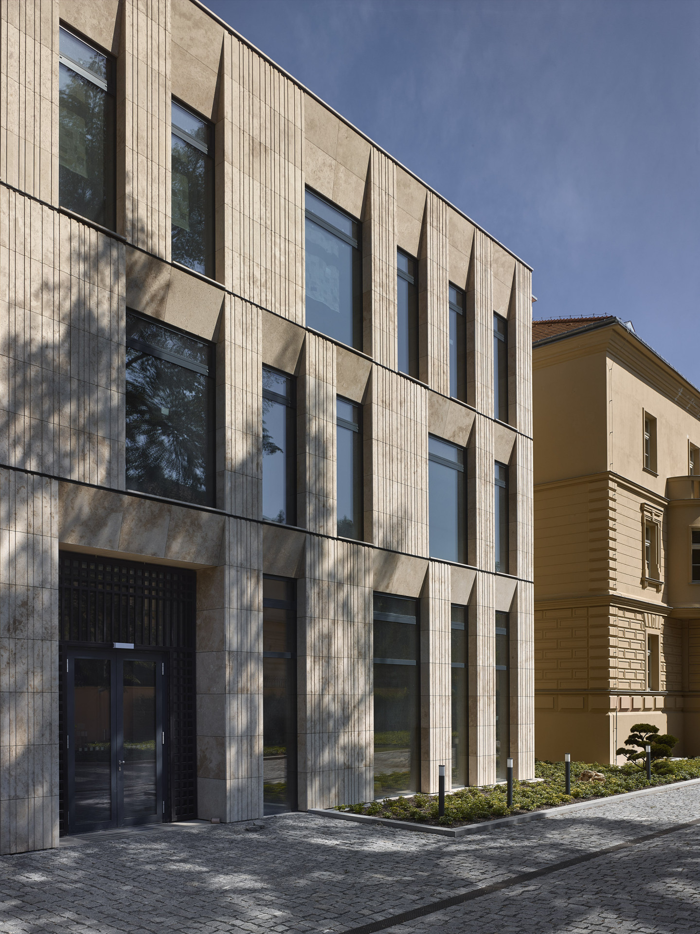 Rekonstrukce a dostavba Korejského velvyslanectví v Praze, SIAL architekti a inženýři spol. s r.o.: Objekty spojuje subtilní nenápadný krček ze skla