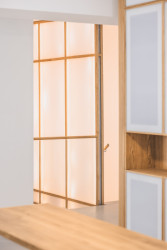 Detail transparentních příček - jsou z dubových trámků a polykarbonátu. (Ateliér v panelárně od A8000)