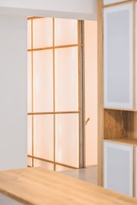 Detail transparentních příček - jsou z dubových trámků a polykarbonátu. (Ateliér v panelárně od A8000)