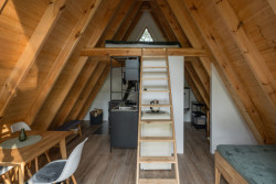 Aleš Polák si v jižních Čechách postavil chatu u rybníka. Je postavena ze dřeva, které vysázel jeho dědeček.