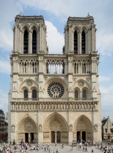Výstavba gotické katedrály Notre-Dame probíhala mezi lety 1163–1345.