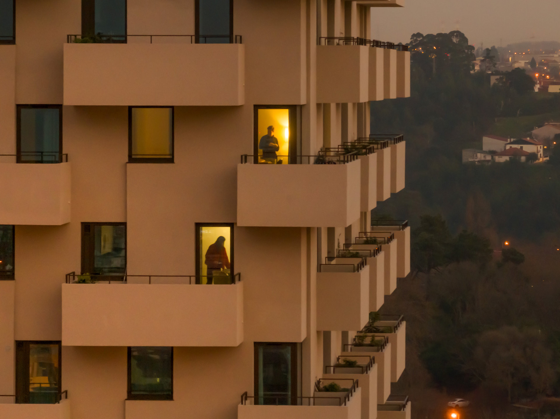 Expresivní obálku domu tvoří šest typů fasádních modulů. (Tower 15 v Leça da Palmeira v Portugalsku, OODA)